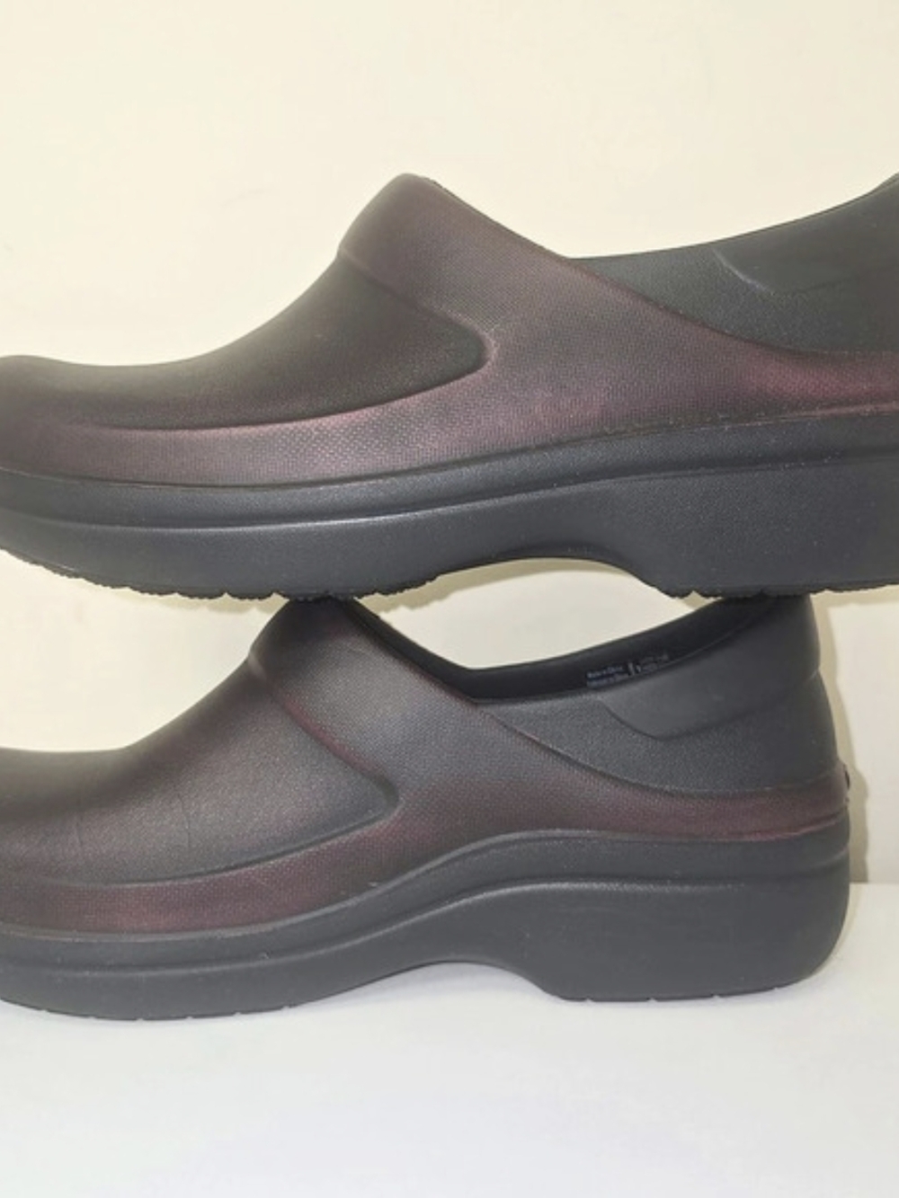 NWOT Crocs Neria Pro II Women's Size 8 Slip Resistant Work Clogs Black Burgundy